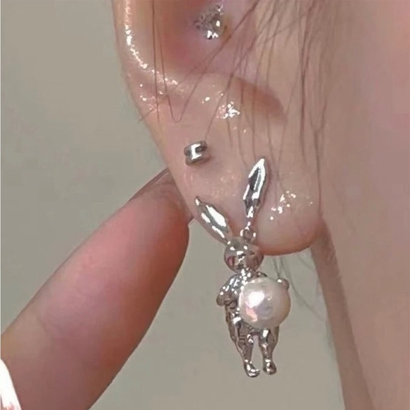 Pearl Bunny Belly Rabbit Hare Abstract Irregular Hinged Ear Swinging Moving Stud - Picture 5 of 11